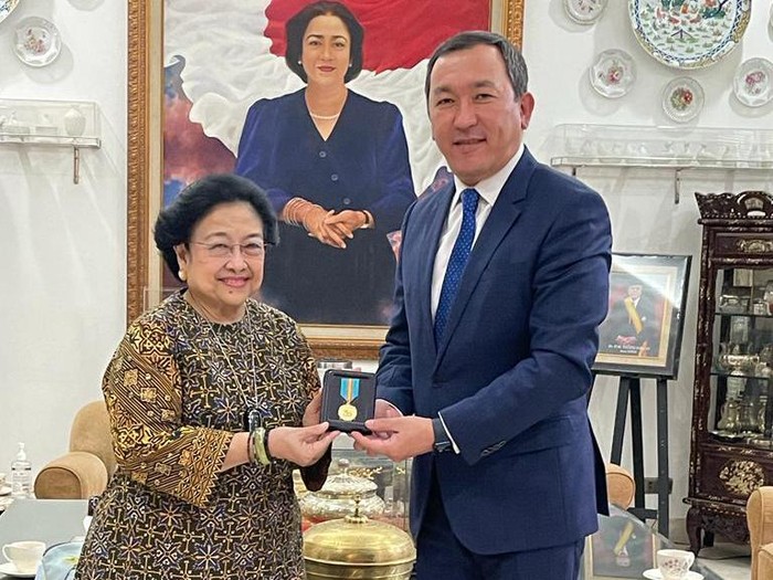Presiden Kazakhstan Anugerahi Medali Yobel Kepada Megawati