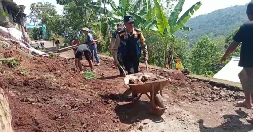 Petugas Kepolisian dan Koramil Bersama Warga Bersihkan Material Longsor di Wilayah Ganeas