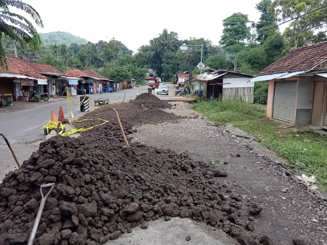 BPJ 4 Paseh Perbaiki Jalan Amblas di Blok Bakom