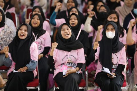 Srikandi Ganjar Kalbar Beri Pelatihan TOEFL bagi Ratusan Mahasiswi di Rumah Adat Melayu