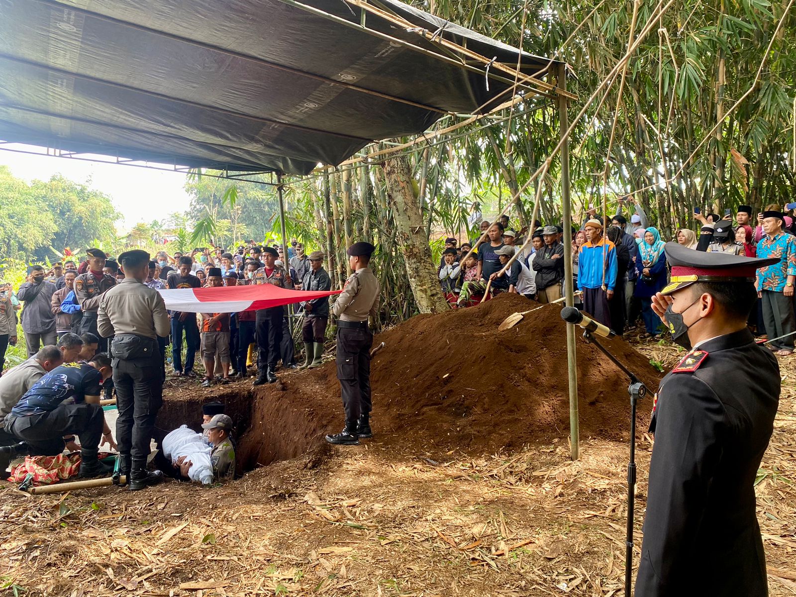 Wakapolres Sumedang Pimpin Upacara Pemakaman AKP (Purn) Ato Suharto