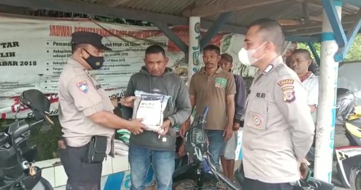 Polsek Tanjungkerta Bagikan Sembako Kepada Pengemudi Ojeg Pangkalan