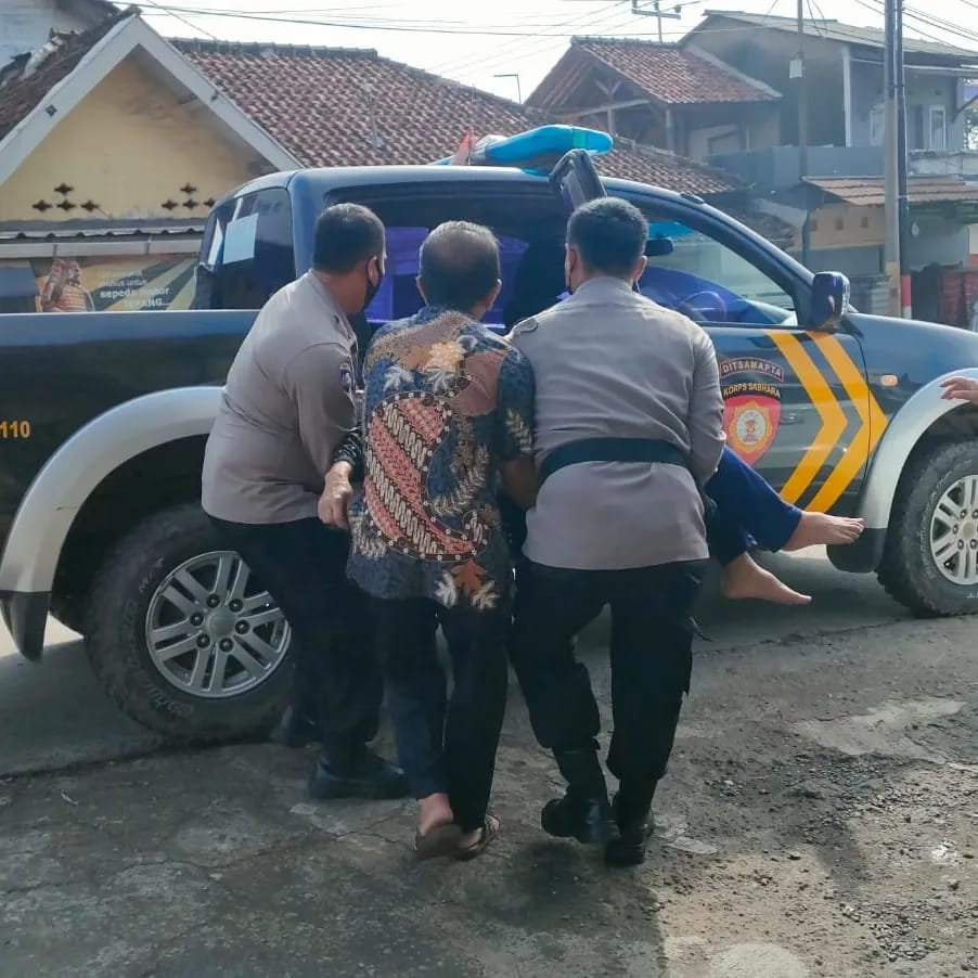 Menggunakan Mobil Patroli, Anggota Polsek Paseh Rujuk Pasien ke RSUD Sumedang