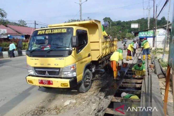 Pemkot Samarinda Aksi Bersih-bersih di Gerbang Kota