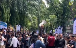 Mahasiswa UB Malang Demo Pemberian Gelar Doktor Honoris Causa Pada Erick Thohir