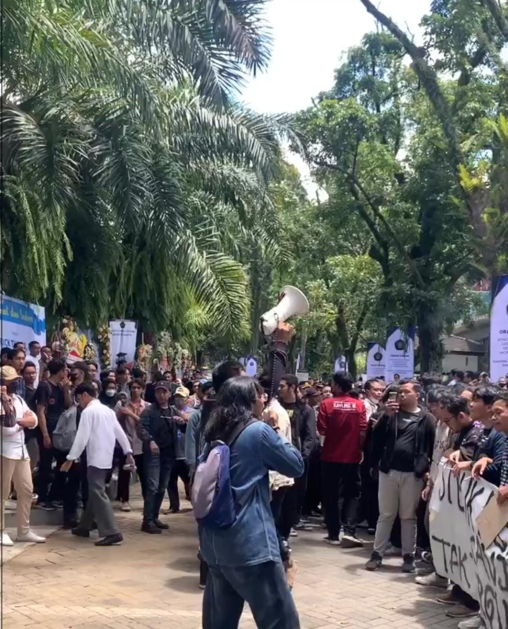 Mahasiswa UB Malang Demo Pemberian Gelar Doktor Honoris Causa Pada Erick Thohir