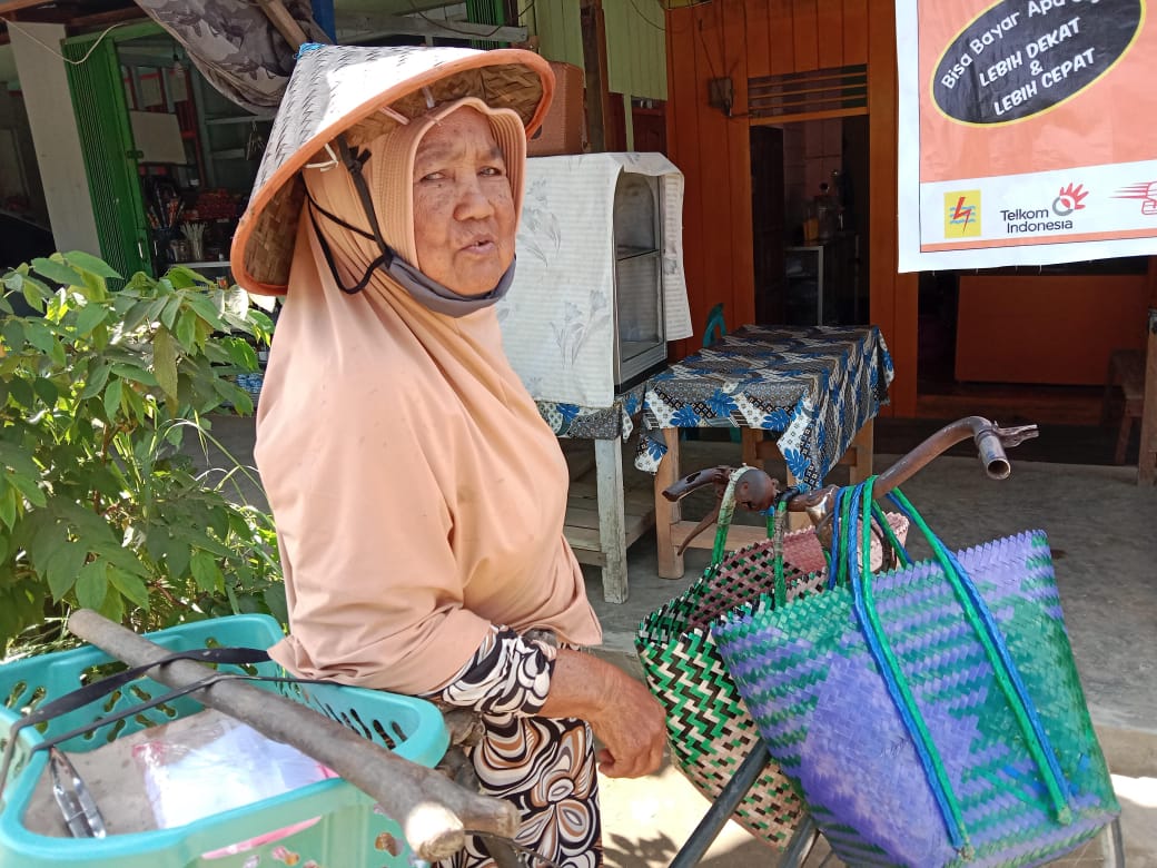 Dua Lansia Tangguh dan Pekerja Keras di Pedalaman Kalimantan Timur
