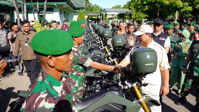 40 Unit Sepeda Motor,  Prabowo Serahkan ke Babinsa Kodim 1607