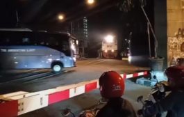 Terobos Perlintasan Kereta, ini Alasan Sopir Bus TNI AL