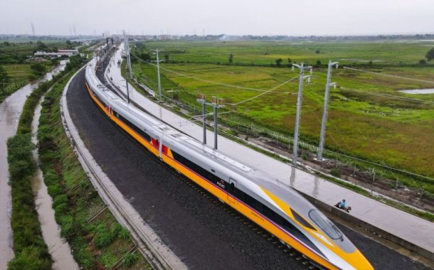 30 Ribu Orang Naik Kereta Cepat Jakarta-Bandung Gratis