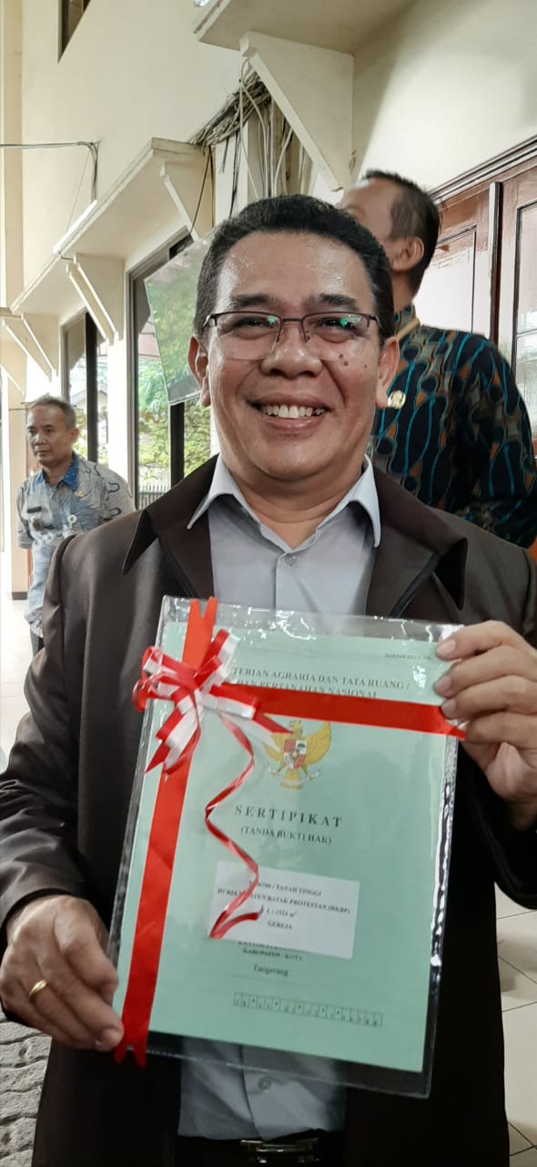 Menteri ATR/BPN Serahkan 303 Sertifikat Aset Pemerintah Daerah dan Tempat Ibadah di HKBP Tangerang Kota