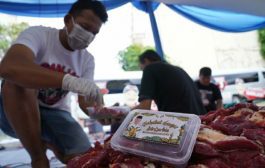 Relawan Ganjar Bagikan Daging Kurban ke Warga