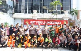 Polisi dan TNI Kompak Bersihkan Kali Ciliwung