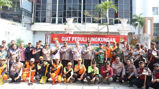 Polisi dan TNI Kompak Bersihkan Kali Ciliwung