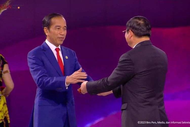 Tongkat Keketuaan ASEAN Jokowi Serahkan ke PM Laos