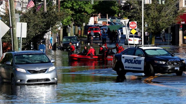 Arus Lalin Dialihkan, Genangan Banjir Bikin Jalan Daan Mogot Macet
