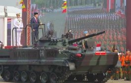 HUT Ke-78 TNI, Jokowi Naik Tank Cek Kesiapan Pasukan