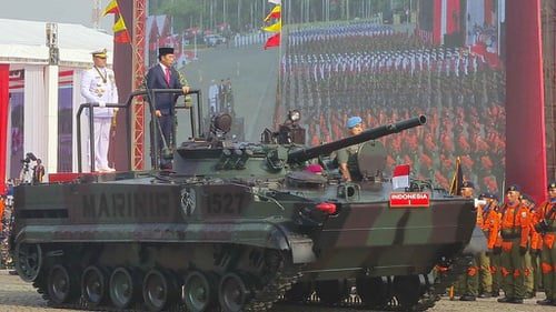 HUT Ke-78 TNI, Jokowi Naik Tank Cek Kesiapan Pasukan