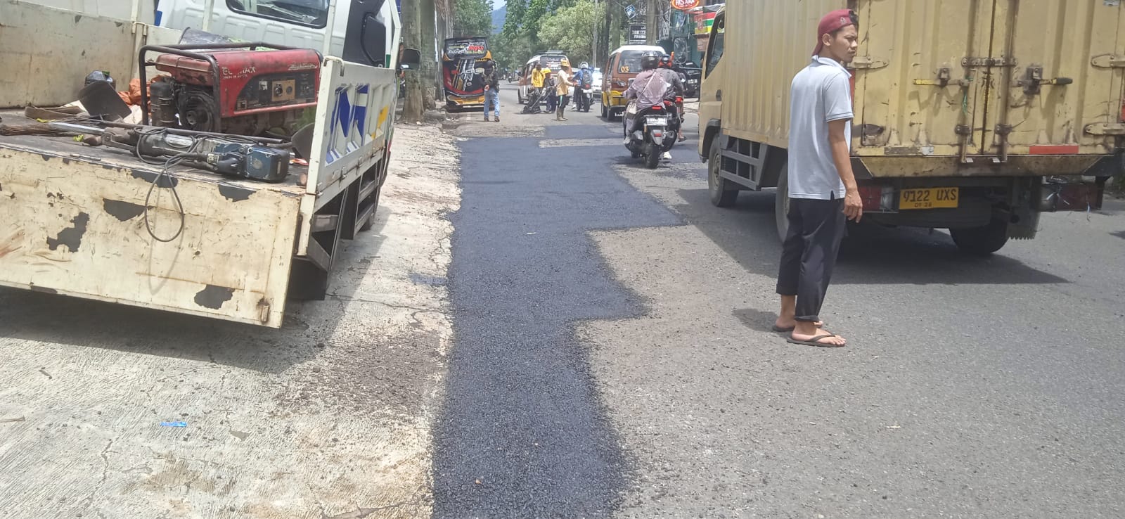Jelang Hari Raya Idul Fitri, Dinas Bina Marga Provinsi Jawa Barat Perbaiki Jalan di Sumedang