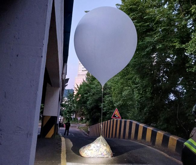 Dikirim Korut: Balon Sampah  Mendarat di Kantor Kepresidenan