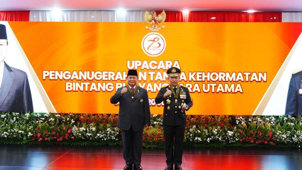 Bintang Bhayangkara Utama Kapolri Sematkan ke Prabowo Subianto