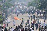 Polisi Bubarkan Demo BEM SI di Patung Kuda