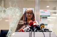 Dievakuasi dengan Helikopter  PM Bangladesh Tinggalkan Istana