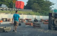Lalin Macet, Truk Muatan Ayam Terbalik di Km 16 Tol Jagorawi