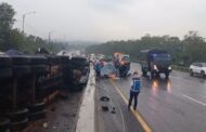 Ada Mobil Terbakar di Tol Cibitung Arah Cikampek KM 25