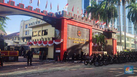 Saling Balas Petasan dan Gas Air Mata, Demo di Mako Brimob Kwitang Memanas