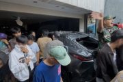 Mobil Lexus Dirusak, Massa Jarah Barang Pribadi Sahroni