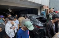 Mobil Lexus Dirusak, Massa Jarah Barang Pribadi Sahroni