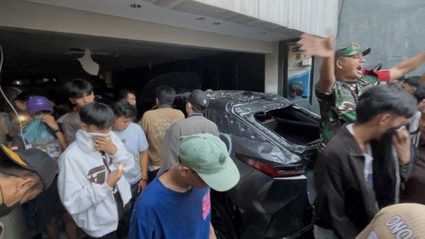 Mobil Lexus Dirusak, Massa Jarah Barang Pribadi Sahroni