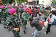 Depan Mako Brimob, Personel Marinir Coba Tenangkan Massa