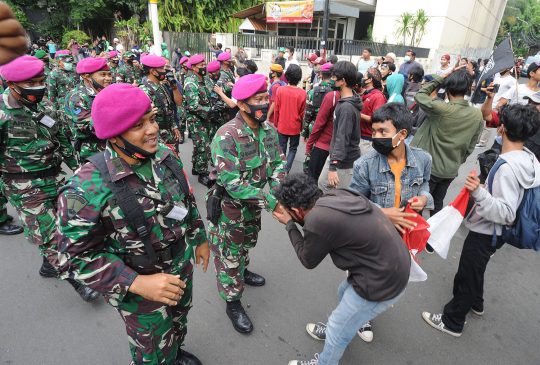 Depan Mako Brimob, Personel Marinir Coba Tenangkan Massa
