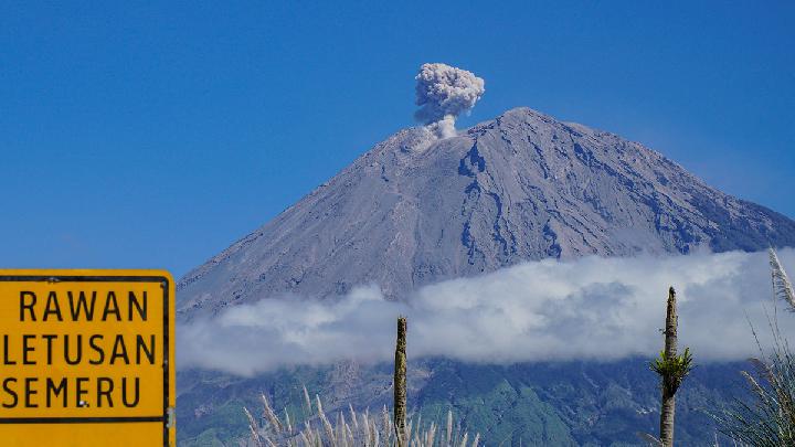 Status Waspada, Gunung Semeru Erupsi 4 Kali Hari Ini