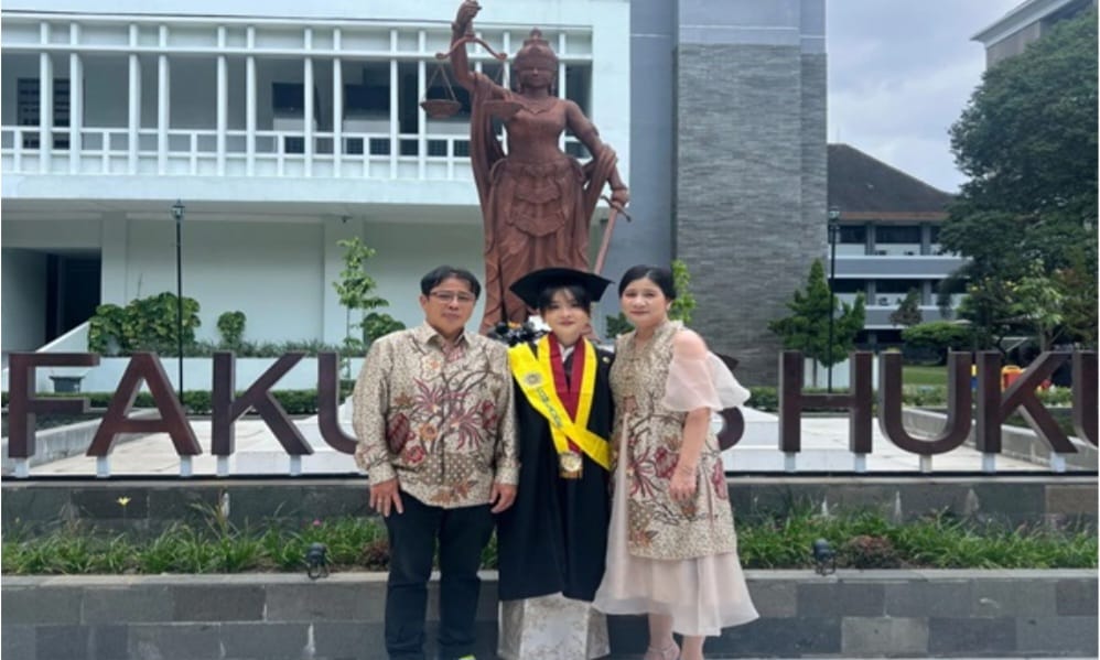 Wisudawati FH UGM Terbaik Asal Sumbawa Kini Berkarier di Firma Hukum Ternama