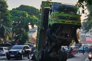 Kelebihan Muatan, Truk Gagal Nanjak Sampai Standing