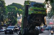 Kelebihan Muatan, Truk Gagal Nanjak Sampai Standing